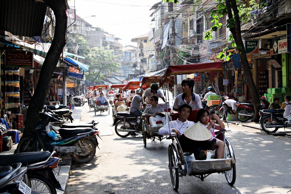 Xich lo, hanoi street life, hanoi tour, hanoi travel, tours hanoi