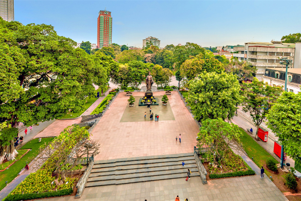 Ly Thai To - King Ly statue square