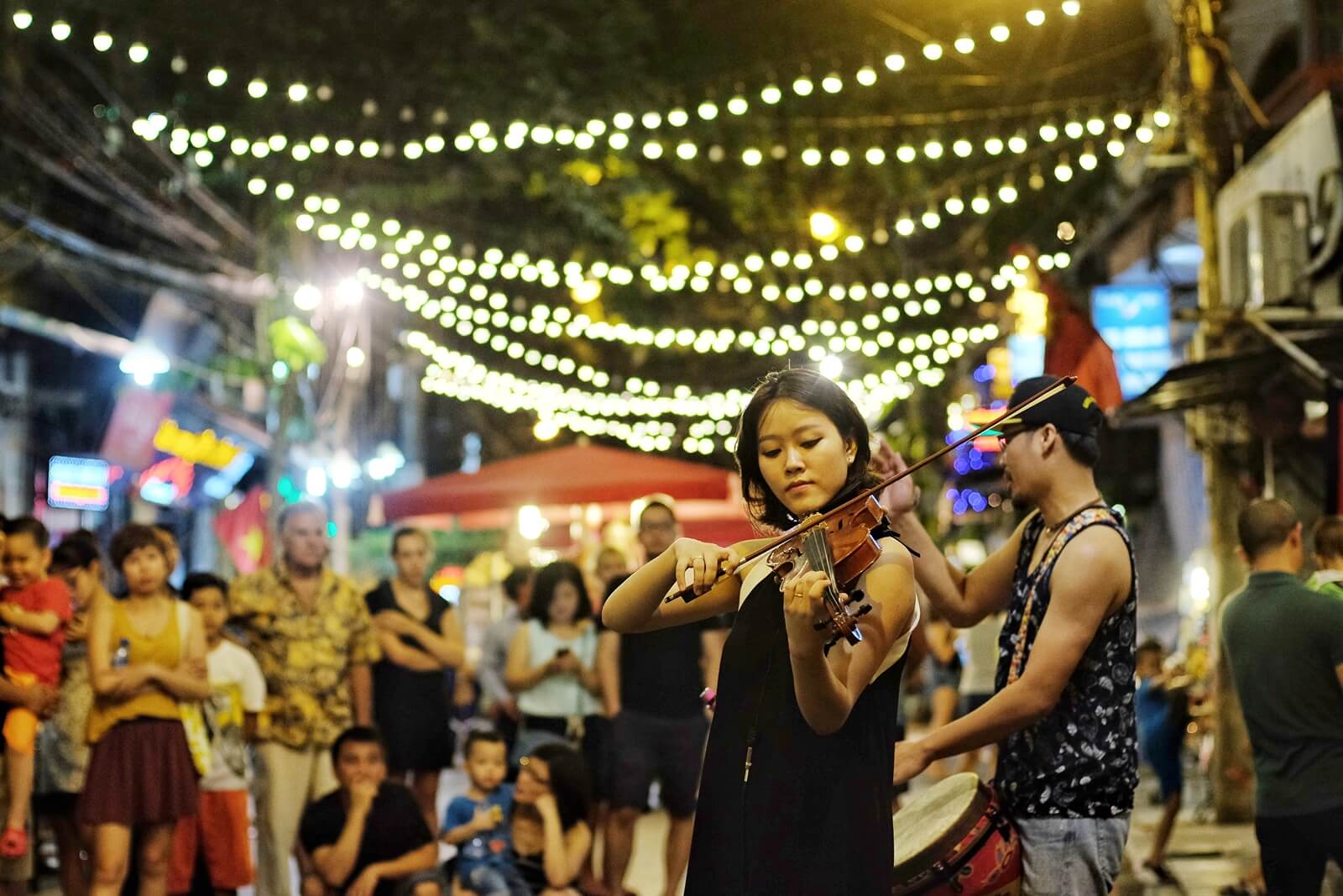 Musician at Hanoi old quarter at night