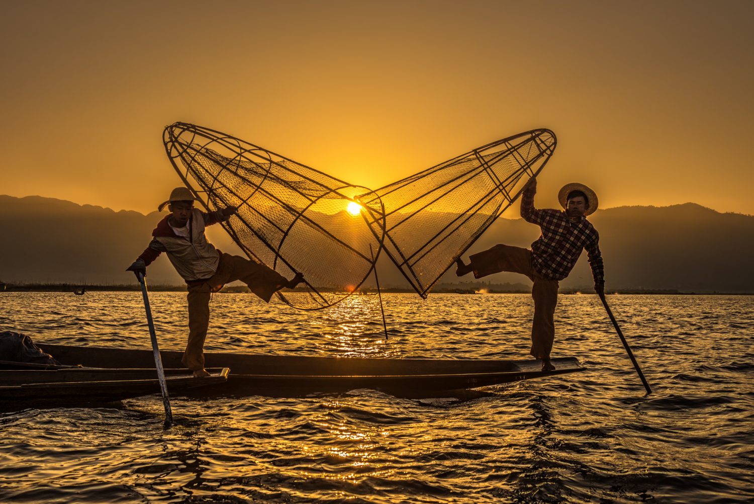 Myanmar-Highlights-Inle-lake fishermen on bamboo boats at sunrise