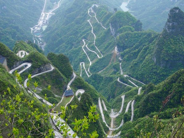 Con đường 99 khúc cua tay áo ở Thiên Môn Sơn