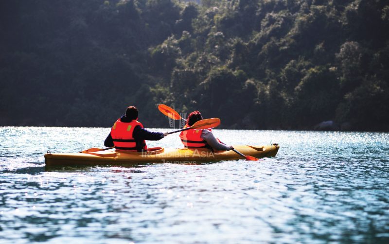 Kyayking on Ha Long Bay